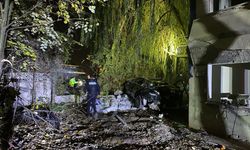 Köprü üstünde çarpışan otomobiller bahçeye uçtu: 1 ölü, 4 yaralı