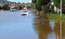 Dikili'de araçlar su altında kaldı