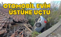 Otomobil evin çatısına uçtu