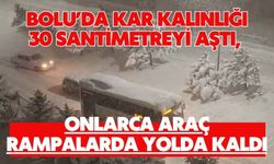 Bolu’da kar kalınlığı 30 santimetreyi aştı, onlarca araç rampalarda yolda kaldı