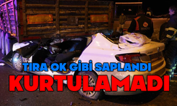 Otomobil tıra saplandı