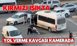 Kırmızı ışıkta yol verme kavgası kamerada
