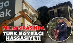 Yıkım sırasında Türk bayrağı hassasiyeti