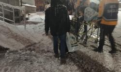 Siirt'te karla mücadele sürüyor: Mahsur kalan vatandaşlar kurtarıldı