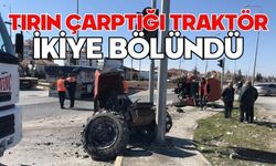 Tırın çarptığı traktör ikiye bölündü