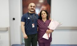 Hekim oğuldan ebe anneye Ebeler Haftası sürprizi