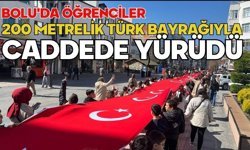Bolu'da öğrenciler 200 metrelik Türk bayrağıyla caddede yürüdü