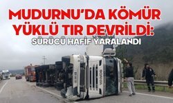 MUDURNU’DA KÖMÜR YÜKLÜ TIR DEVRİLDİ: SÜRÜCÜ HAFİF YARALANDI