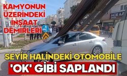 Kamyonun üzerindeki inşaat demirleri seyir halindeki otomobile 'ok' gibi saplandı