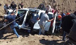 MUŞ’TA ÇAYA DÜŞEN OTOMOBİLDEKİ 1 KİŞİ YARALANDI