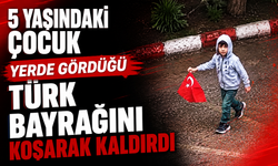 5 yaşındaki çocuk yerde gördüğü Türk bayrağını koşarak kaldırdı