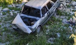 Sinop'ta otomobil şarampole uçtu: 2 yaralı