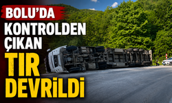 Bolu’da kontrolden çıkan tır devrildi