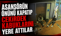Asansörün önünü kapatıp çekirdek kabuklarını yere attılar
