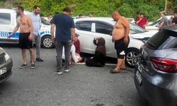 Yolun karşısına geçerken otomobilin çarptığı baba ve oğlu ağır yaralandı