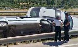 Orta refüje saplanan iki araç bariyerlerin arasında sıkıştı