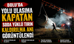 Bolu’da yolu ulaşıma kapatan soda yüklü tırın kaldırılma anı görüntülendi