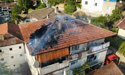Safranbolu’da 3 katlı evin çatısında çıkan yangın söndürüldü