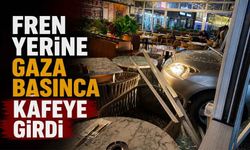Fren yerine gaza basınca kafeye girdi