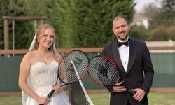 Genç çift tenis kortunda evlendi