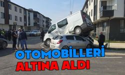 Otomobilin çarptığı minibüs park halindeki aracın üzerine çıktı: 3 yaralı