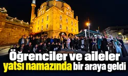 Bolu’da öğrenciler ve aileleri yatsı namazında aynı safta buluştu