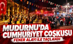 Mudurnu’da Cumhuriyet coşkusu fener alayı ile taçlandı