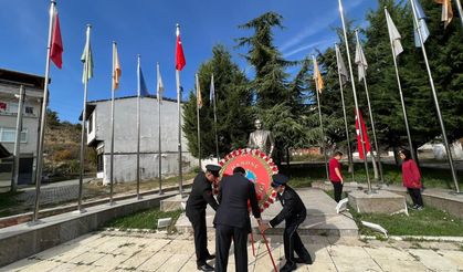 Kastamonu’nun Hanönü ilçesinde 29 Ekim Cumhuriyet Bayramı çelenk koyma töreni düzenlendi