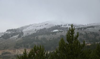 Bolu'nun yüksek kesimlerine kar yağdı