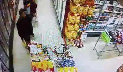 Dolaptan aldığı ürünlerin ücretini ödemeden yoluna devam etti