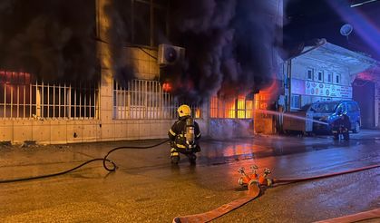 3 katlı tekstil atölyesi alevlere teslim oldu