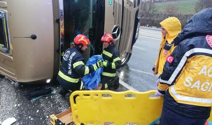 Yağış nedeniyle kontrolden çıkan tır devrildi; 1 yaralı