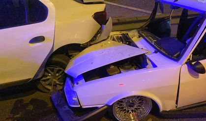Kocaeli'nde iki otomobil çarpıştı: 2 yaralı