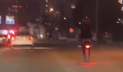 Tek teker üstünde tehlikeli yolculuk kamerada