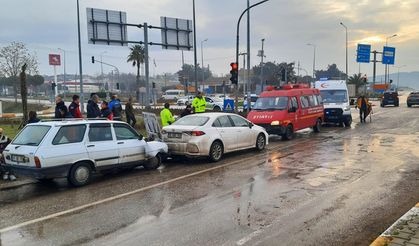 Balıkesir'de ışıklarda çarpışan araçlarda hasar oluştu
