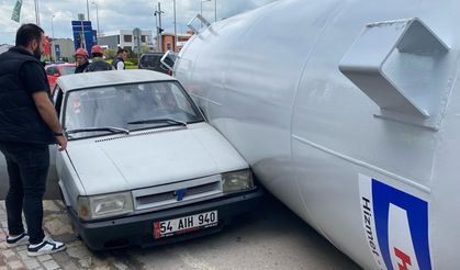 Gaz tankeri yola düştü, iki otomobile çarptı
