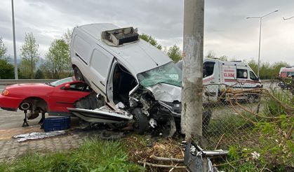 Alkollü sürücü tamire bırakılan otomobilin üstüne uçtu: 3 yaralı