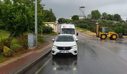 Yağışlı hava rampada kazaya neden oldu: 3 araç birbirine girdi, 1 yaralı