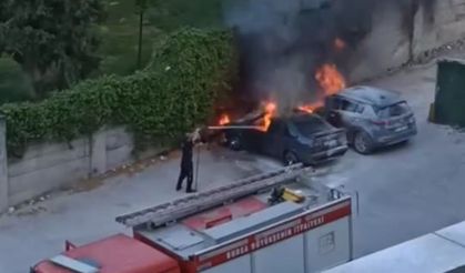 Park halindeki araç alev topuna döndü...Alevler bir başka araca sıçradı