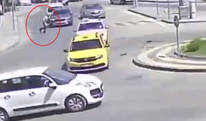 Görenleri hayrete düşüren kaza kamerada... Otomobilin çarpmasıyla savruldu hiçbir şey olmamış gibi yoluna devam etti
