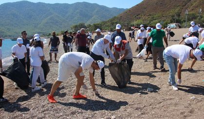 Adrasan’da yaz tatilinin ardından boş kalan plajı temizlediler