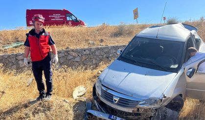 Balıkesir'de otomobil tarlaya uçtu; 2 yaralı