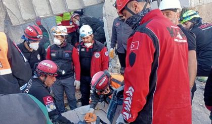 Kartepe Belediyesi ekipleri, Gebze'deki arama-kurtarma çalışmalarına katıldı