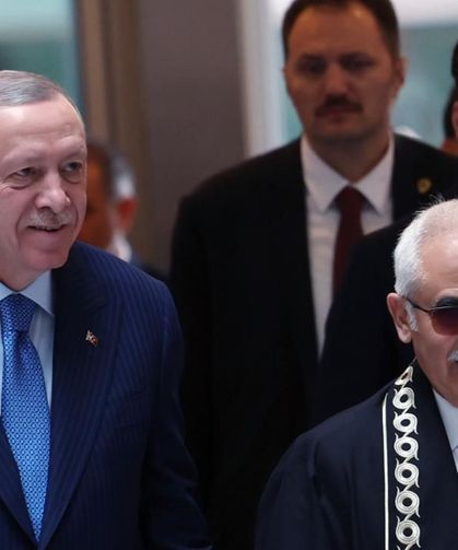 Erdoğan, AYM törenine giderken saçlarını taradı