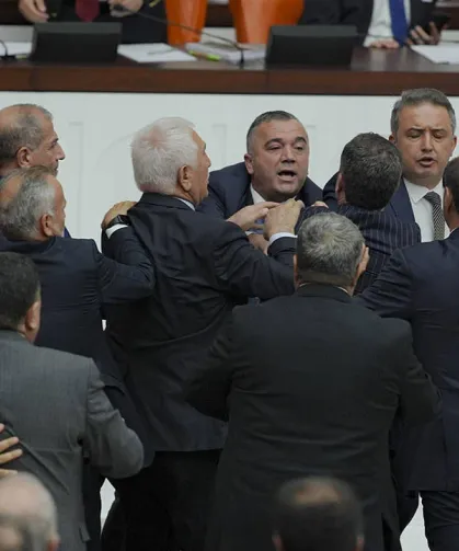 TBMM’de yine kavga... Selçuk Türkoğlu ve Erkan Akçay birbirine girdi... Durun siz kardeşsiniz