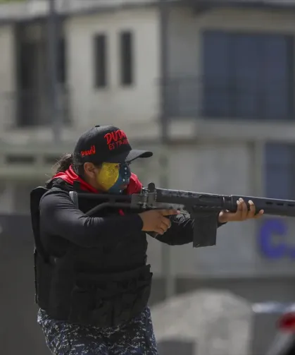 Venezuela'da gençler ve yaşlılar, ABD tehdidine karşı askeri eğitimde