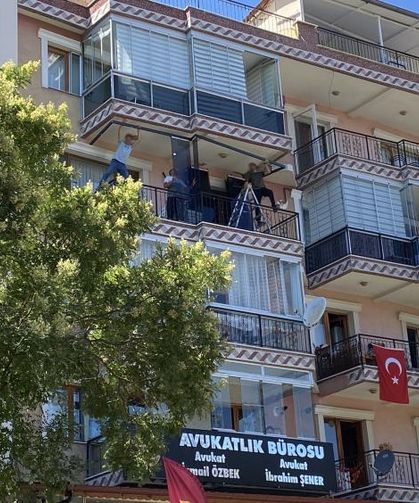 4. katta balkon demirleri üstünde tehlikeli mesai