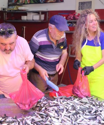 Kandilde bu sefer lokma yerine 1 ton hamsi ücretsiz dağıtıldı