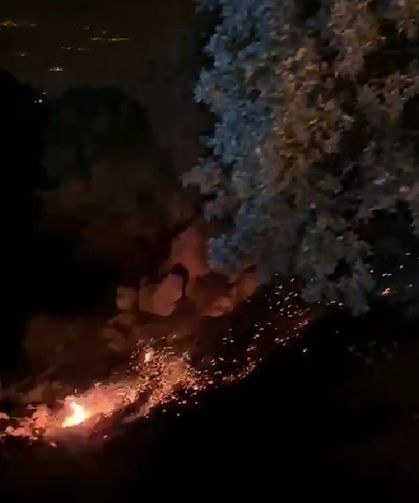 Dağdan yuvarlanan alevli kütük yangının büyümesine neden oldu