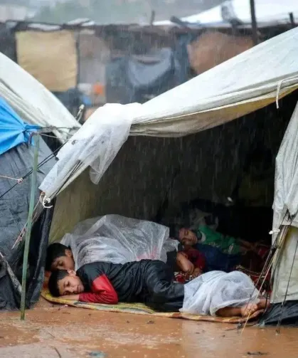 Gazze’de çocuklar, ıslanmış çadırlarda uyuyor